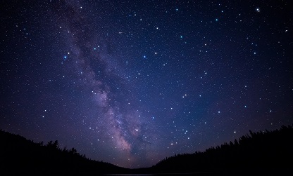 Zdjęcie nocnego nieba z pasmem centralnym Drogi Mlecznej
