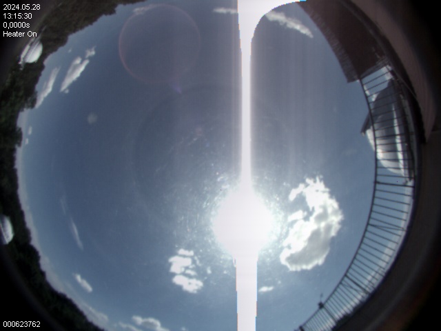 Niebo ponad OAUJ. Obraz nieba z kamety AllSky nad krakowskim obserwatorium, aktualizowany do 5 minut. strona oryginalna: http://oa.uj.edu.pl/images/allskycurrent.jpg"