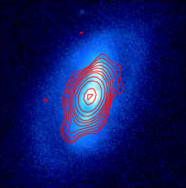 Kontury radiowe na 610 MHz ( kolor czerwony) z sieci GMRT nałożone na optyczny obraz PanSTARR galaktyki ESO500-G034 w paśmie g. Źródło: Publikacja Zespołu