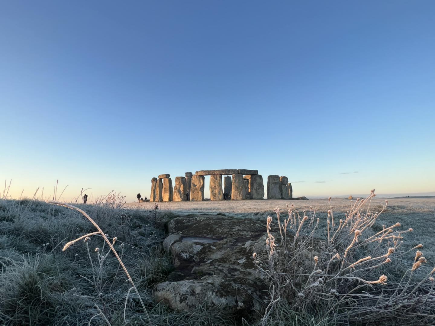 wschód Słońca nad brytyjskim Stonehenge z 11 XII 2022 r. miał miejce o godzinie 8.01. Źródło: Stonehenge Stone Circle.