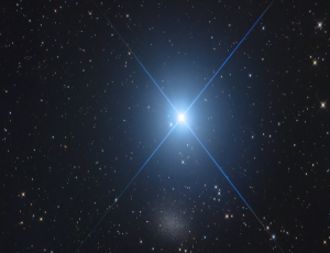 Jasna gwiazda Regulus o barwie niebieskiej na zdjęciu nieba.
