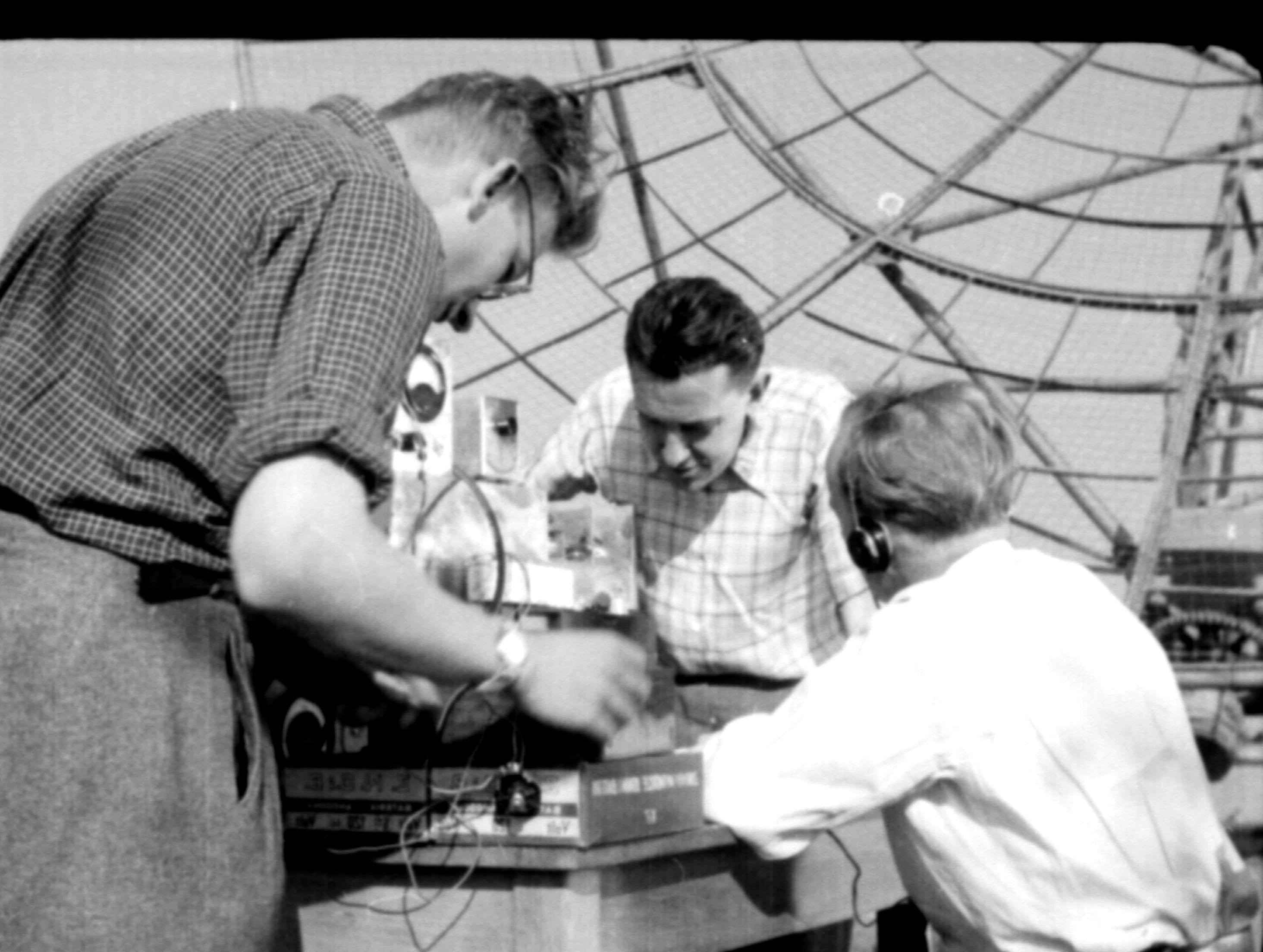 Na tle anteny 5-metrowej stoją krakowscy obserwatorzy Słońca z 1954 roku i Ekipa Filmu Polskiego – trzeci od prawej de Mezer, potem kolejno Czyżewski i Strzałkowski 
