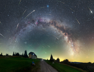 Perseidy - widok nocnego nieba ze spadającymi meteorytami, zdjęcie Petra Horalka