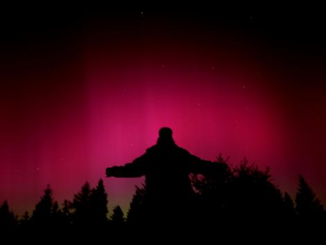 Zdjęcie nr 8 (10)
                                	                             Zorza polarna nad Suhorą (Emilia Kuczma, studentka Astronomii OA UJ)
                            